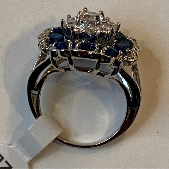 silver toned blue and silver flowered ring - Picture 2 of 4